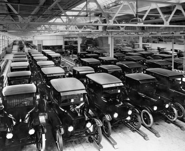Modely Ford T pripravené  na dodávku po opustení montážnej línie, 1925. Foto: Bettmann / Contributor / Getty Images 
