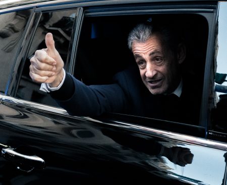 Sarkozy ide do väzenia, Piata republika do hrobu