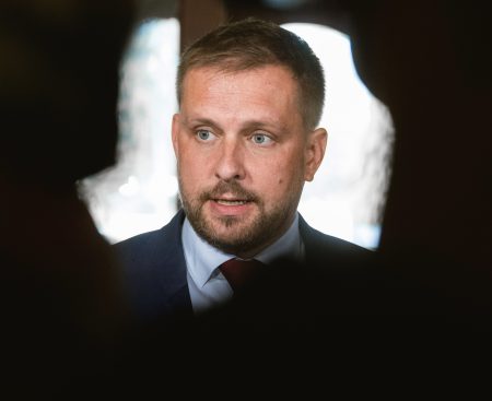 Minister Šaško pod drobnohľadom. Zvýšené doplatky za lieky a stále nejasné záchranky