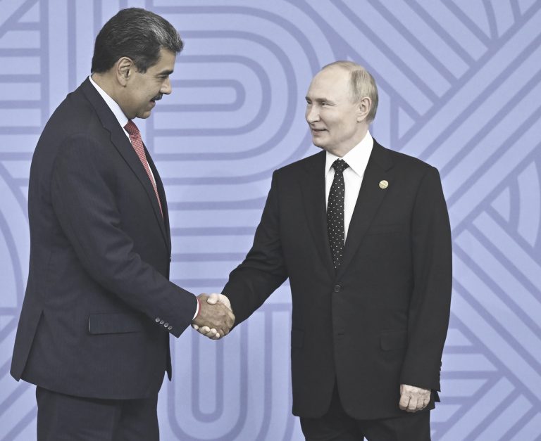Nicolas Maduro a Vladimir Putin. Foto: Sefa Karacan/Anadolu via Getty Images