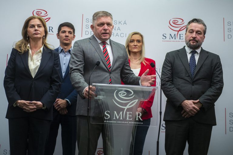Zľava: Monika Beňová, Erik Kaliňák, Robert Fico, Judita Laššáková, Ľuboš Blaha. Foto: Jakub Kotian/TASR