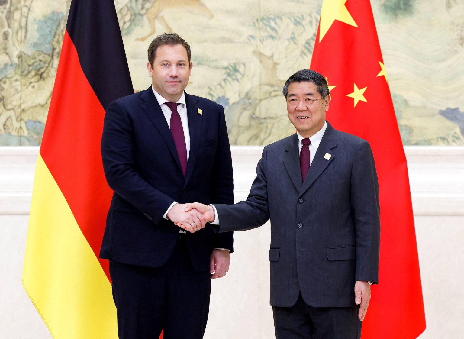 Lars Klingbeil und He Lifeng. Foto: Maxim Shemetov/Reuters