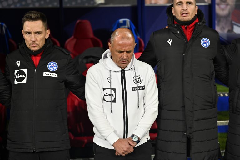 Tréner slovenských futbalistov Francesco Calzona (uprostred). Foto: Michal Svítok/TASR 