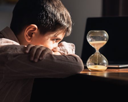 Brána, kríž a presýpacie hodiny