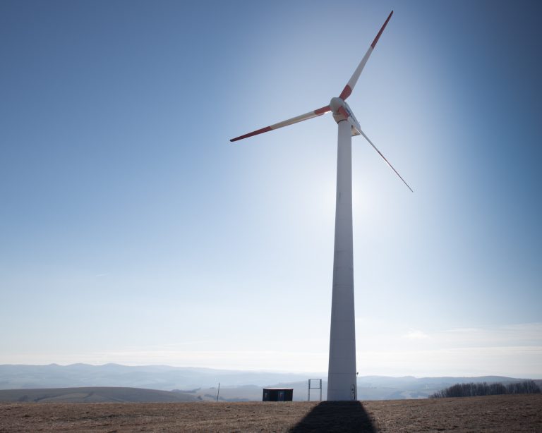 Veterná turbína v Myjavskej pahorkatine nad Vrbovcami. Foto: Martin Medňanský/TASR