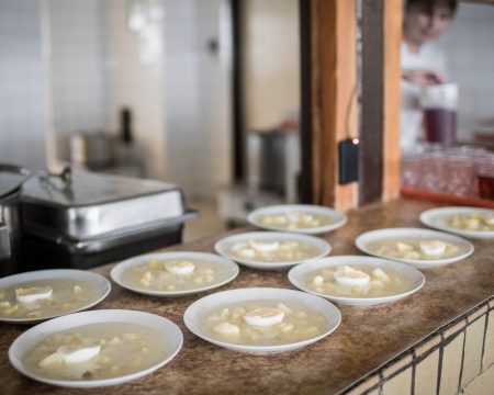 Zadarmo iba na papieri? Rodičia doplácajú za školské obedy desiatky eur mesačne