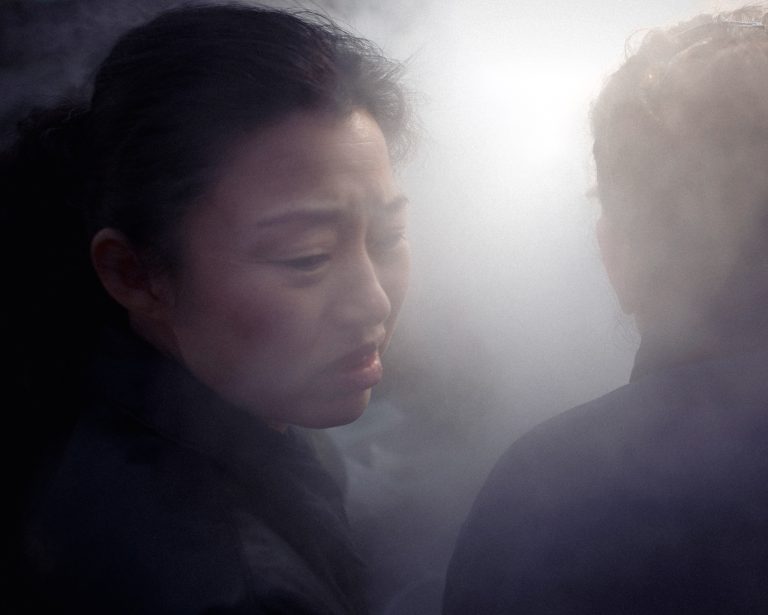 Dym z tovární ťažkého priemyslu stúpa do šedého neba. Harbin, Čína. Foto: Jeff Hutchens/Reportage by Getty Images