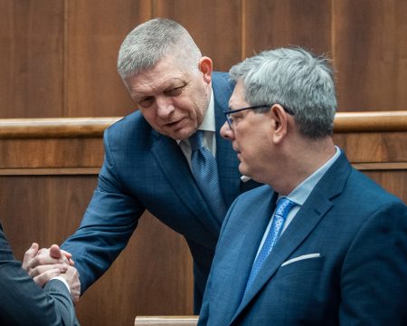 Fico upokojuje. Spor o novelu ústavy však môže zdediť vláda progresívcov