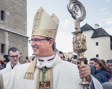 Biskup Trstenský: Ako spoločnosť by sme mali znovu objaviť hodnotu blízkosti, solidarity a odpustenia