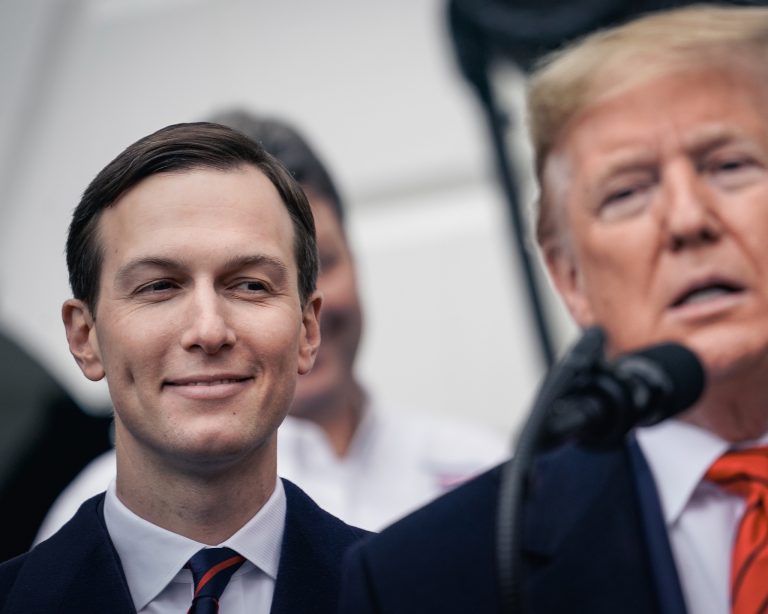 Jared Kushner schaut zu, während US-Präsident Donald Trump spricht. Foto: Drew Angerer/Getty Images