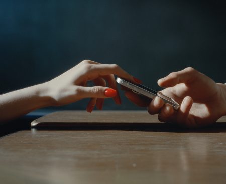 Školy bez mobilov? Technológie nie sú nepriateľ, problém je inde, varuje Madro