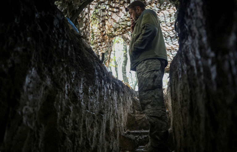 Ukrajinský vojak fajčí pri zemľanke na pozícii neďaleko frontového mesta Pokrovsk. Foto: REUTERS/Anatolii Stepanov