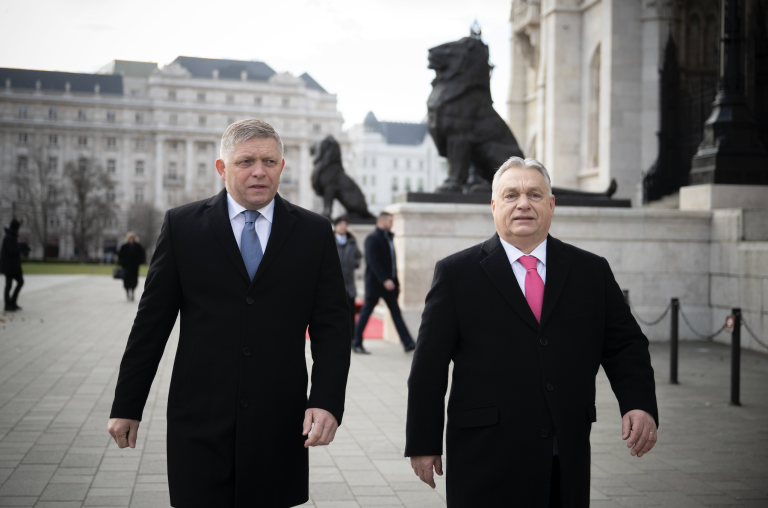 Zľava: Robert Fico a Viktor Orbán. Foto: TASR/DUNA/MTI
