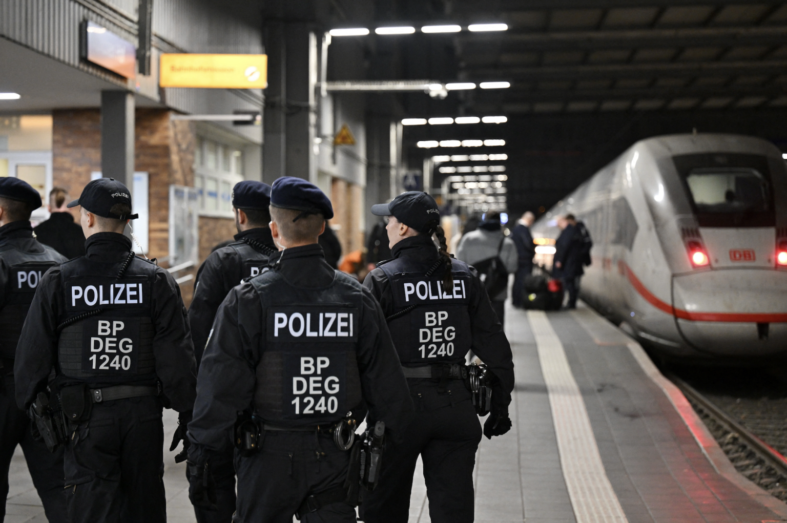 Deutsche Polizei am Bahnhof. Foto: Angelika Warmuth/Reuters
