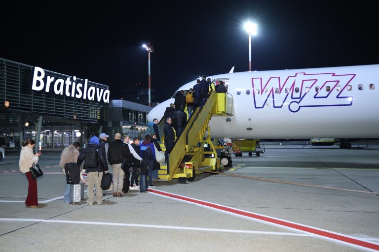 Cestujúci nastupujú do lietadla Wizz Air. Foto: Letisko Bratislava