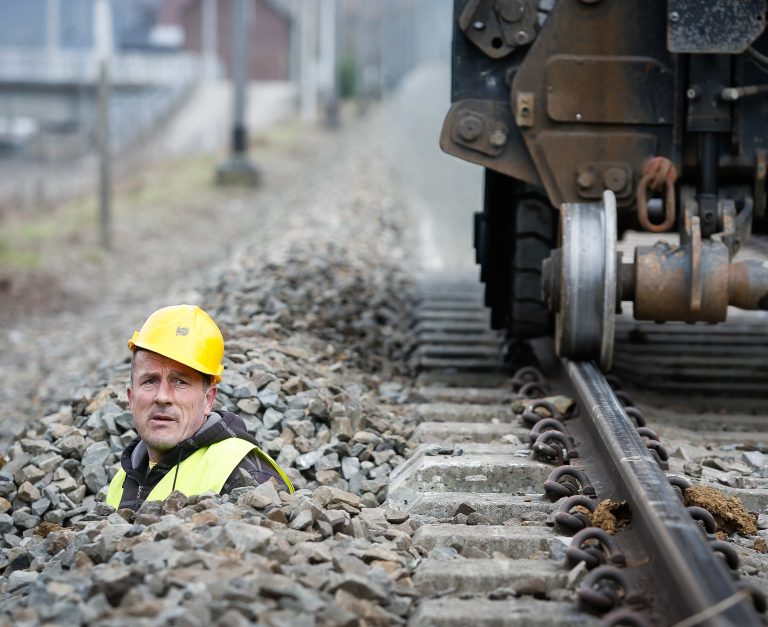 Muž pracuje na trati so systémom ETCS. Foto: Bruno Fahy/ BELGA/AFP/ Profimedia