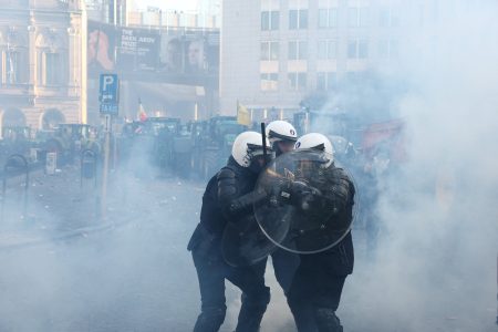 Európa medzi zbraňami a jedlom. Farmári donútili Brusel brzdiť