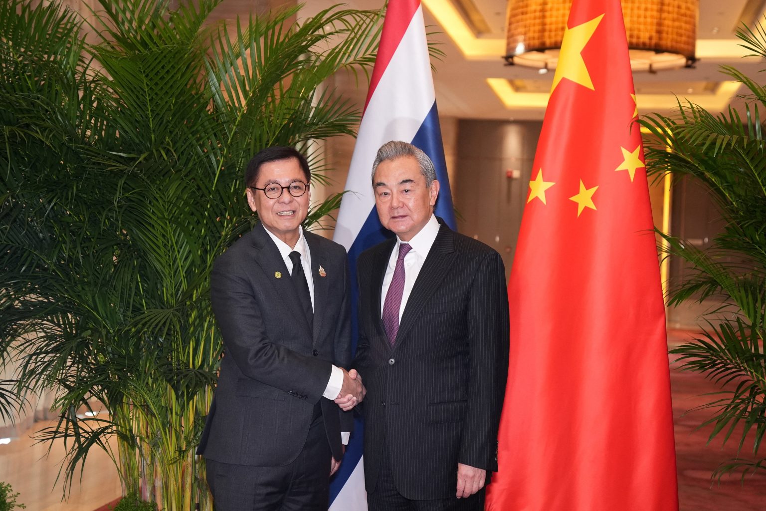 Čínsky minister zahraničných vecí Wang Yi, thajský minister zahraničných vecí Sihasak Phuangketkeow v meste Yuxi. Foto: cnsphoto/Reuters