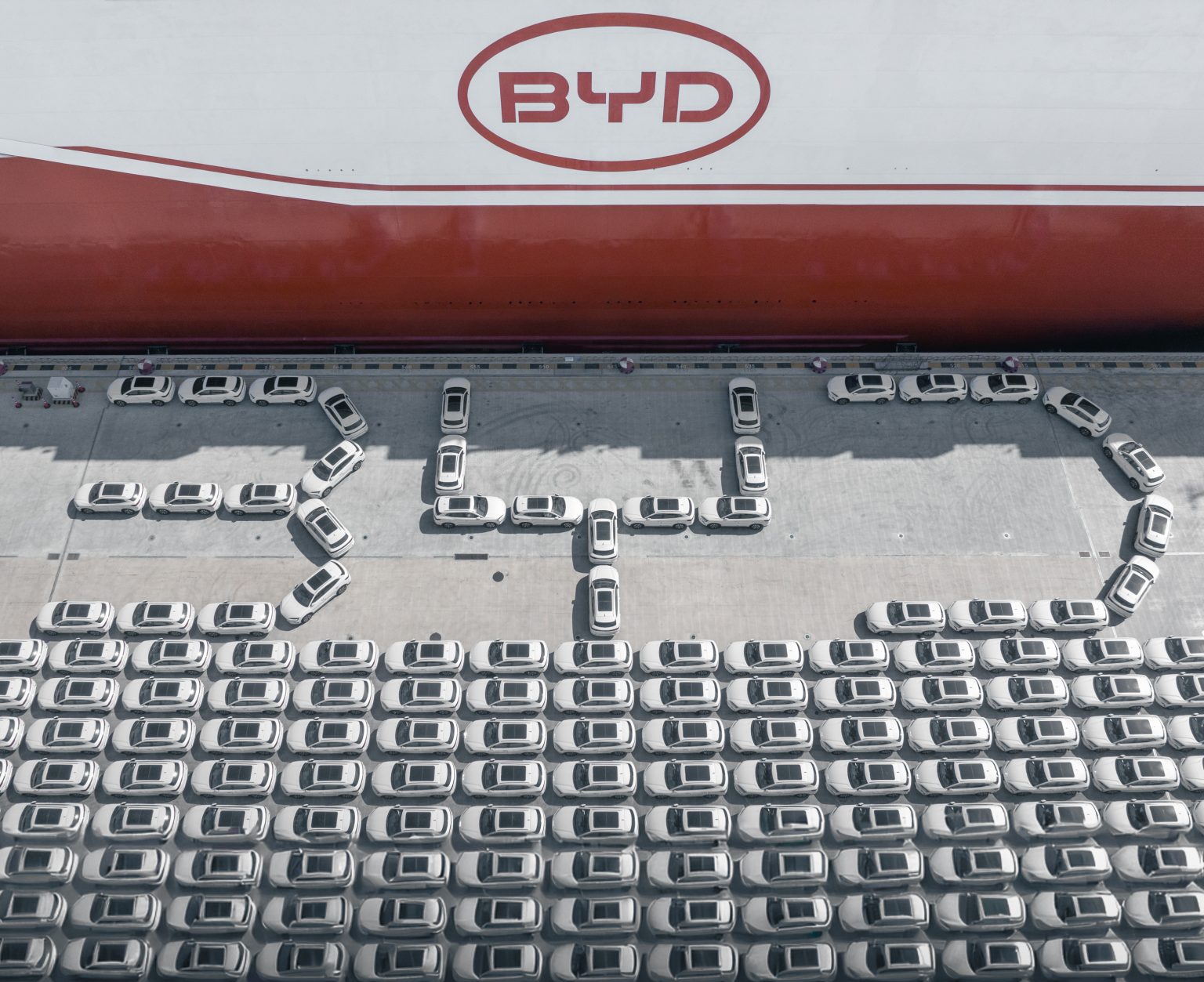 Najväčší prepravca automobilov na svete BYD Shenzhen vykonáva nakladacie operácie. Foto: Zhang Congyu/VCG via Getty Images