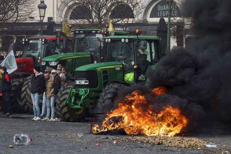 Bauern laufen in Brüssel gegen Mercosur Sturm. Foto: Reuters/Yves Herman
