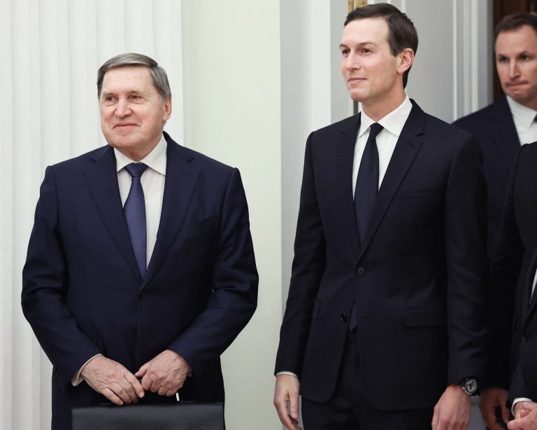Jurij Ušakov a Jared Kushner čakajú na stretnutie s Vladimírom Putinom. Foto: Sputnik/Alexander Kazakov/