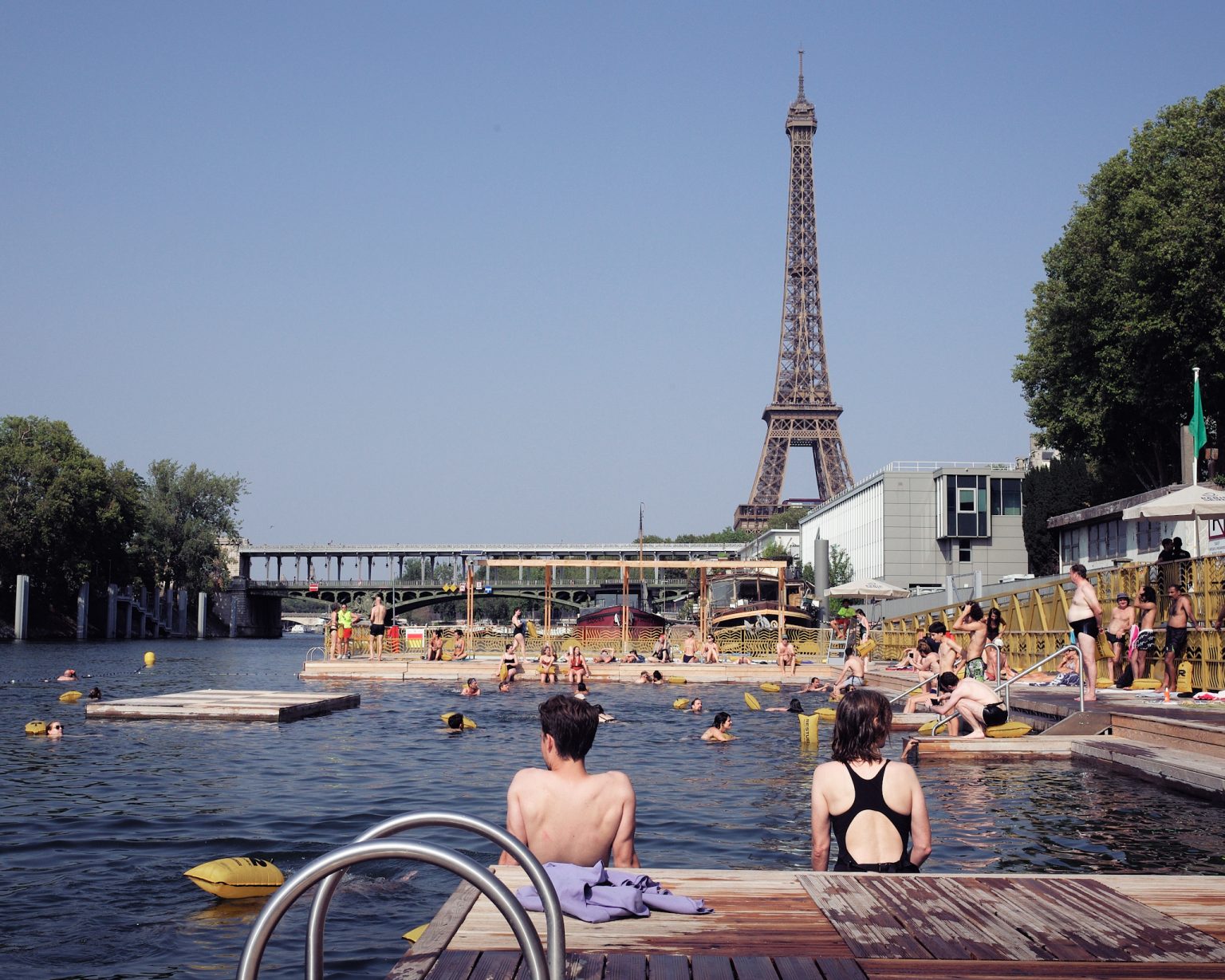 Turisti aj Parížania sa kúpu v rieke Seina. Foto: Antoine Gyori - Corbis/Corbis via Getty Images