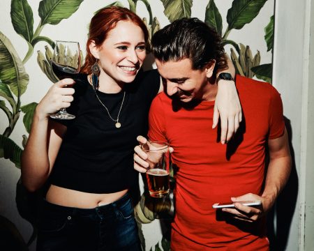 Du kannst ein Simpel sein, ein Delulu oder mit Ghosting konfrontiert werden. Was die Begriffe der Gen Z beim Dating bedeuten