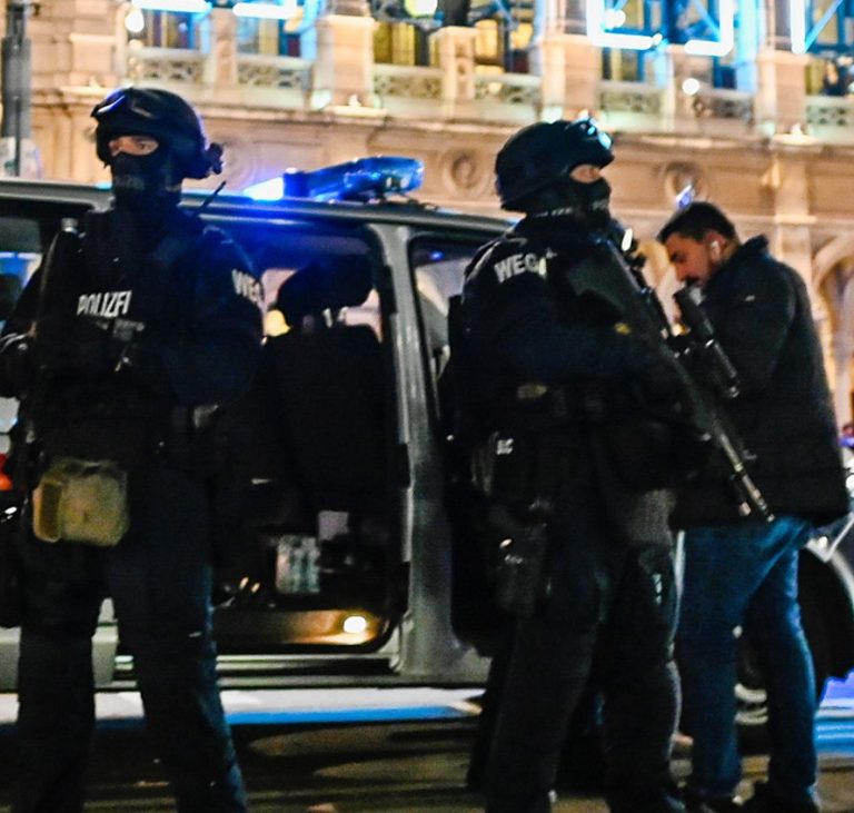 Die Polizei Wien sichert nach dem Terroranschlag am 2. November 2020 die Stadt; Foto: Getty Images