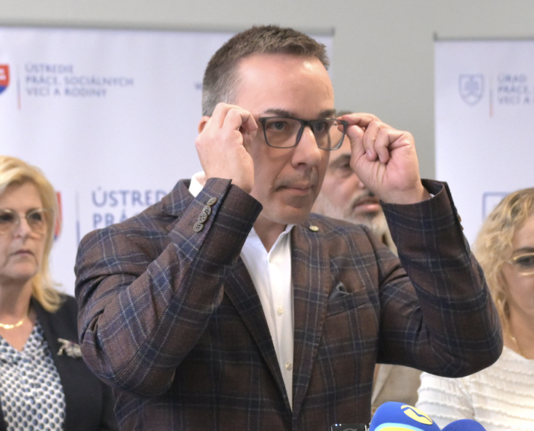 Hlas chce zmraziť paušálne náhrady, inak ich daruje