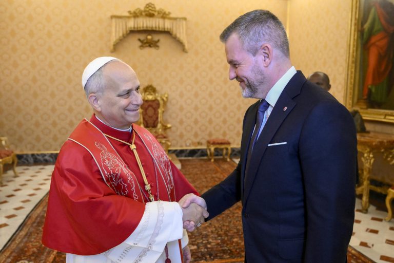 Pellegrini a biskupi podporujú pápeža Leva XIV. po útoku Trumpa
