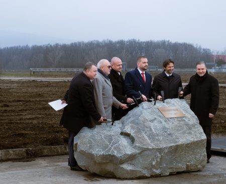 Začali kopať jamu pre nemocnicu vo Vajnoroch. Ľudia chcú naspäť pozemky pod Rázsochami