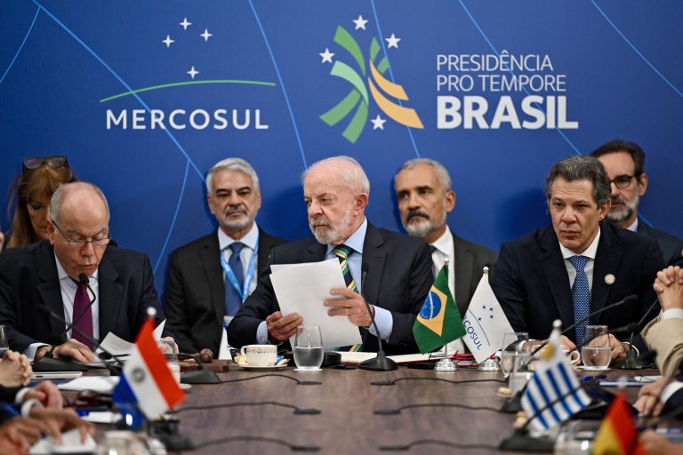 Brazílsky prezident Luiz Inacio Lula da Silva (v strede), minister zahraničných vecí Mauro Vieira (vľavo) a minister financií Fernando Haddad. Foto: Evaristo Sa / AFP / AFP / Profimedia