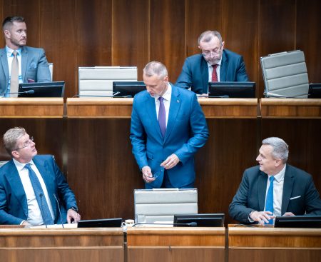 Parlament je ako buldozér. Tlačí pred sebou čoraz viac restov