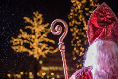 Wie der echte Nikolaus drei Jungfrauen vor dem Bordell rettete