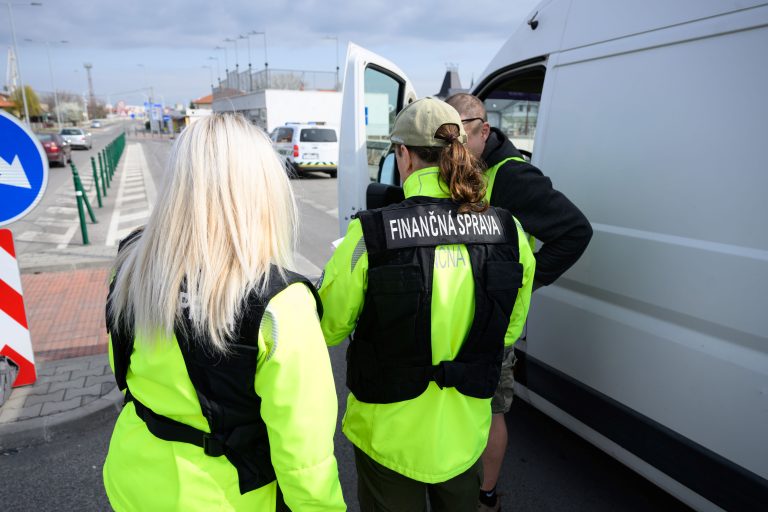 Polícia zadržala pre úplatky príslušníkov finančnej správy