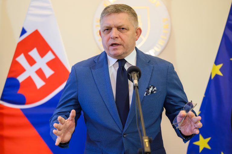 Premiér odcestuje na samit EPC, stretne sa so Zelenským