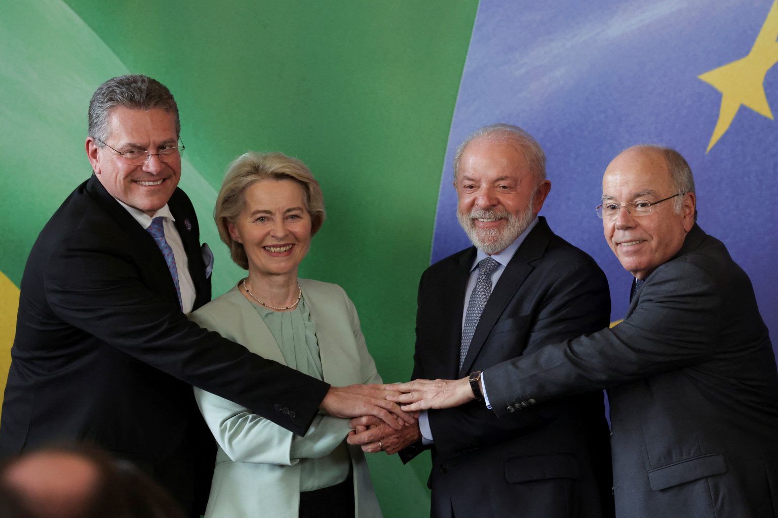 Brazílsky prezident Luiz Inacio Lula da Silva, predsedníčka Európskej komisie Ursula von der Leyenová, brazílsky šéf diplomacie Mauro Vieira a eurokomisár Maroš Šefcovič. Foto: Ricardo Moraes/Reuters