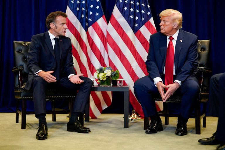 Frankreichs Präsident Emmanuel Macron und US-Präsident Donald Trump - Paris lehnt den Friedensrat ab. Foto: Al Drago/Reuters