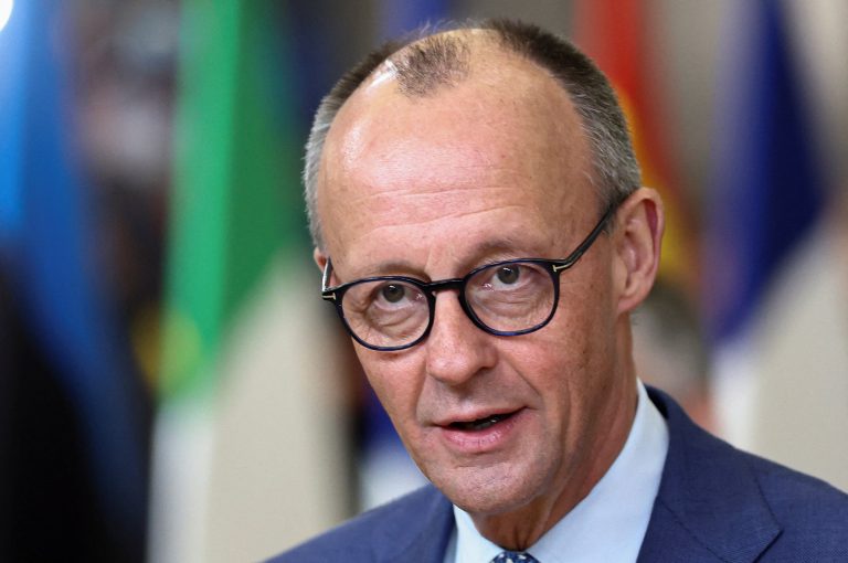 Merz vyzval Irán, aby ukončil útoky. Predpokladá, že teokratický režim padne