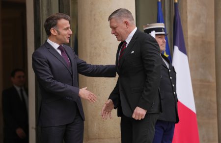 Macron privítal Fica v Elyzejskom paláci. Témou bola najmä jadrová energetika