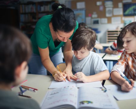 Vyššie platy, učitelia bez diplomu aj sabatikal. Čo čaká pedagógov v roku 2026