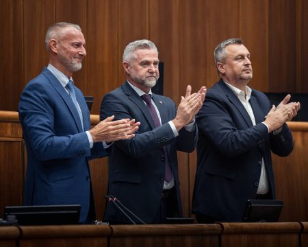 Poslancov čaká tvrdší režim. Po upozornení im hrozí strata platu