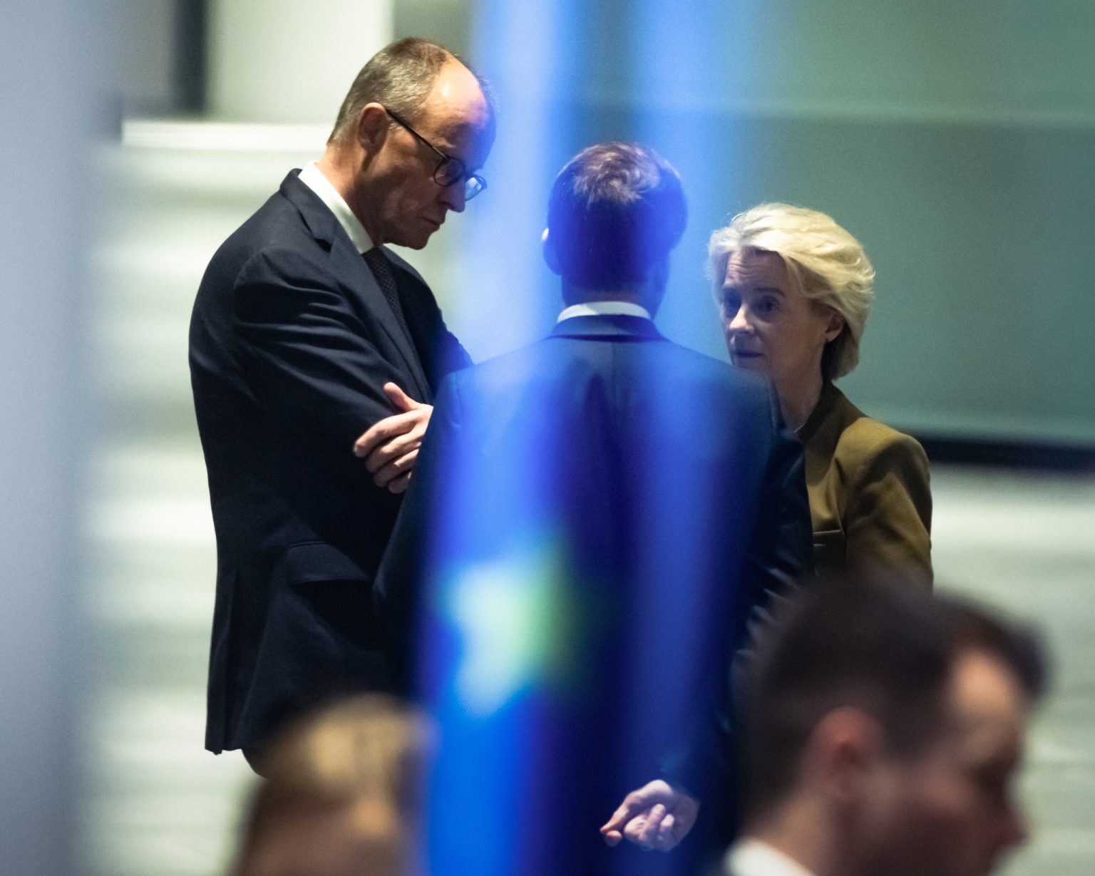 Friedrich Merz, Emmanuel Macron und Ursula von der Leyen – Europas Führung unter wachsendem Druck aus Washington. Foto: Emmanuele Contini/NurPhoto via Getty Images