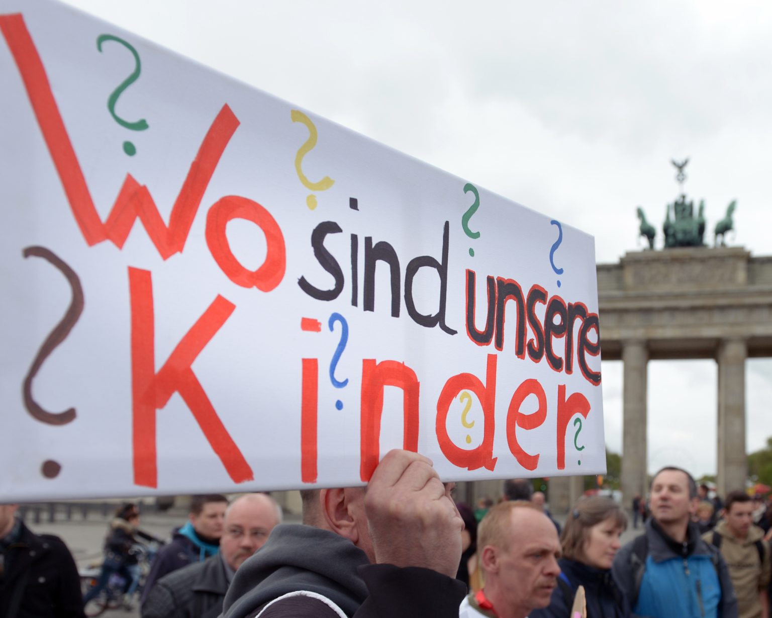 Demonštranti na zhromaždení proti núteným adopciám v NDR pri Brandenburskej bráne v Berlíne. Foto: Rainer Jensen/picture alliance via Getty Images