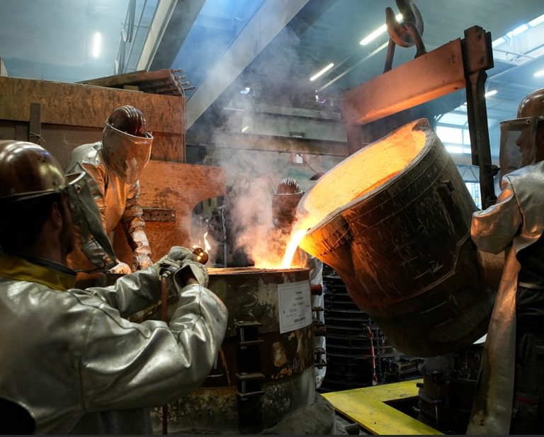 Die Industrie in Österreich kämpft mit hohen Arbeitskosten. Foto: Roland Mühlanger/APA-Images