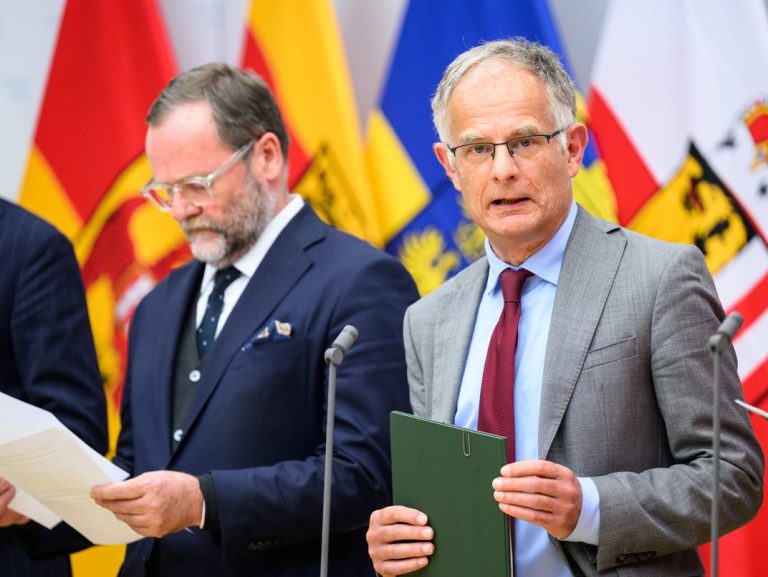 Finanzminister Markus Marterbauer (SPÖ), Staatssekretär Sepp Schellhorn (NEOS). Foto: Max Slovencik/APA-Images/APA
