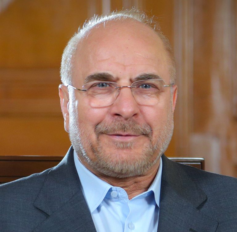 Iránci po hrozbách USA vytvorili ľudské reťaze pri elektrárňach