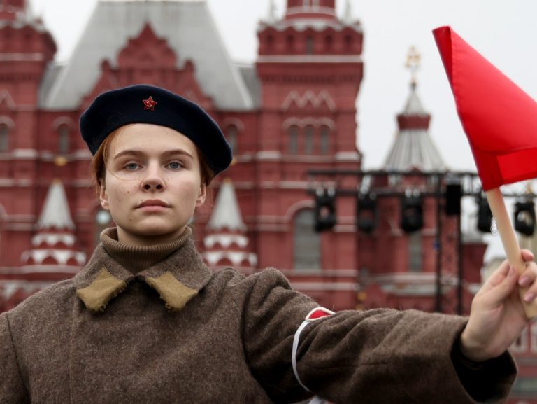 Soldatin am Roten Platz in Moskau - Deutschland steht im russischen Feindstaaten-Ranking 2025 auf Platz 1. Foto: Sefa Karacan/Anadolu via Getty Images