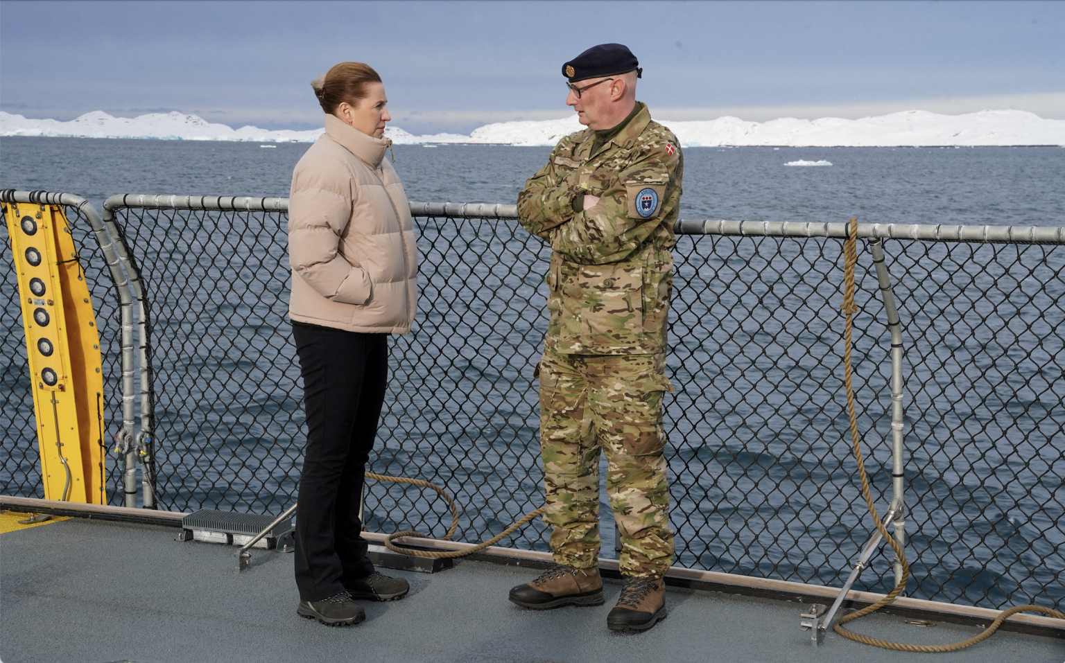 Dänemarks Ministerpräsidentin Mette Frederiksen spricht mit dem Leiter des Arktischen Kommandos Soeren Andersen. Foto: REUTERS/Tom Little