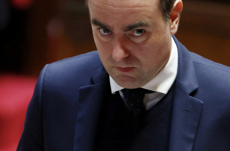 Francúzska vláda prežila ďalšie dve hlasovania o nedôvere